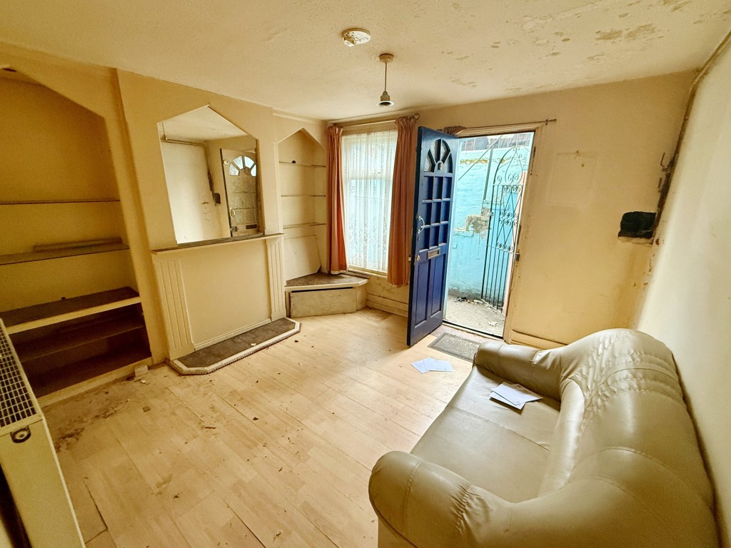 Lot: 99 - TOWN CENTRE PAIR OF FLATS - Basement - Living room